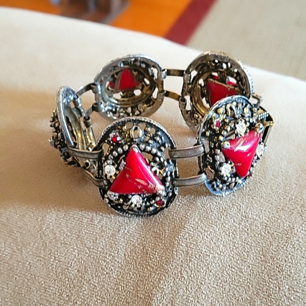 Gorgeous red/metal clasp bracelet